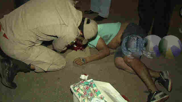 Motociclista fica gravemente ferido após acidente envolvendo policial