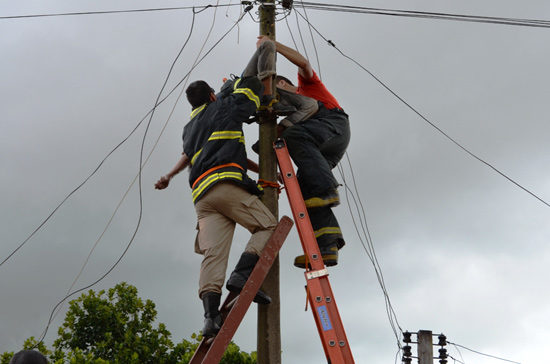 Homem morre eletrocutado ao tentar fazer ligação de energia
