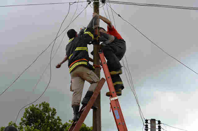 Homem morre eletrocutado ao tentar fazer ligação de energia