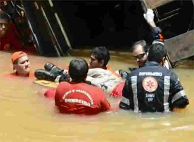 CAMINHÃO CAI DE PONTE E MOTORISTA FICA PRESO POR TRÊS HORAS NAS FERRAGENS; Vídeo