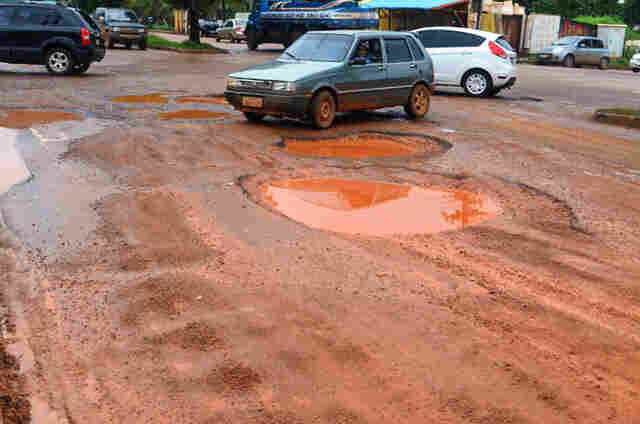 Porto Velho abandonada: Buraqueira toma conta da Farquhar com Imigrantes; Fotos