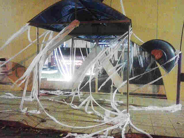 MANIFESTANTES JOGAM PAPEL HIGIÊNICO EM FRENTE A CÂMARA DA CAPITAL, QUE VOTA RELATÓRIO NESTA SEGUNDA