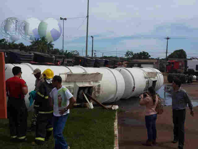 Carreta do óleo diesel tomba na entrada do Porto Graneleiro
