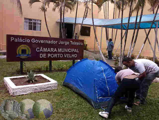 Câmara define que só 80 pessoas entram em plenário; povo monta barracas em frente