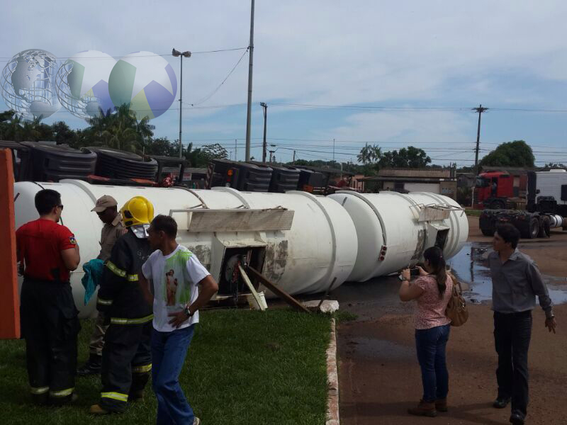 Carreta do óleo diesel tomba na entrada do Porto Graneleiro