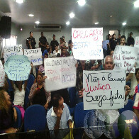 TEMPO REAL: POPULARES SÃO OBRIGADOS A APRESENTAR IDENTIDADE PARA ENTRAR NA CÂMARA