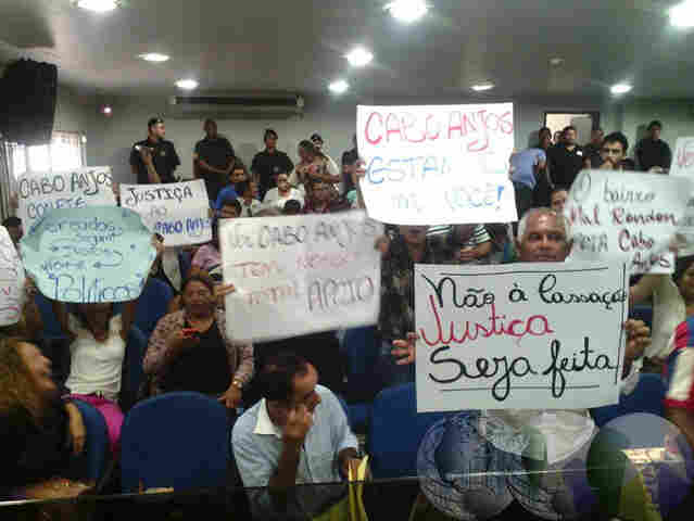 TEMPO REAL: POPULARES SÃO OBRIGADOS A APRESENTAR IDENTIDADE PARA ENTRAR NA CÂMARA