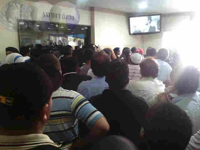 MULTIDÃO ASSISTE SESSÃO DE CASSAÇÃO NA CÂMARA DA CAPITAL; PM FAZ CERCO