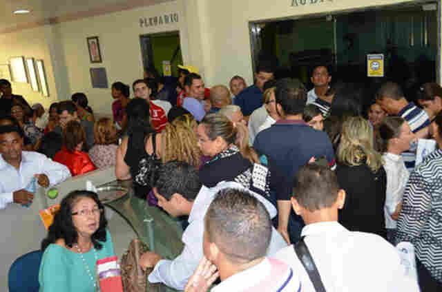 ALIADOS DE VEREADORES ACUSADOS DE CORRUPÇÃO SÃO BENEFICIADOS PELA CÂMARA E TOMAM CONTA DO PLENÁRIO