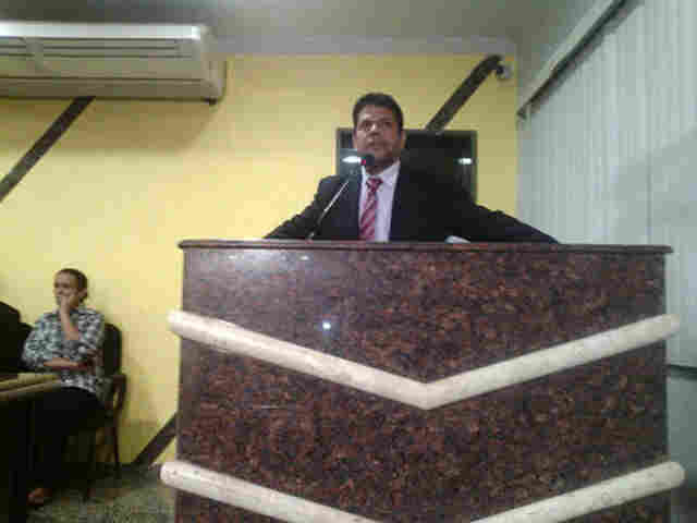 JAIR SE DEFENDE, PEDE APOIO E PROCESSO DE VOTAÇÃO COMEÇA