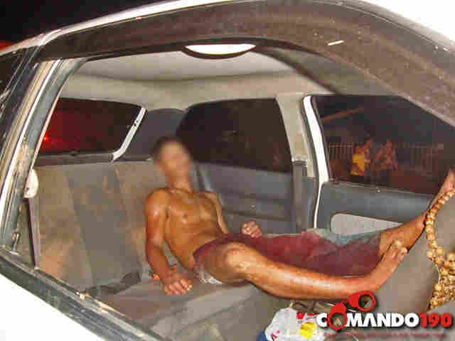 Assaltante se atrapalha durante roubo e atira na própria perna