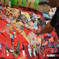 AGENTES PENITENCIÁRIOS ENCONTRAM &#34;ESTATUTO DO PCC&#34;, DROGAS E CACHAÇA DENTRO DE CELA