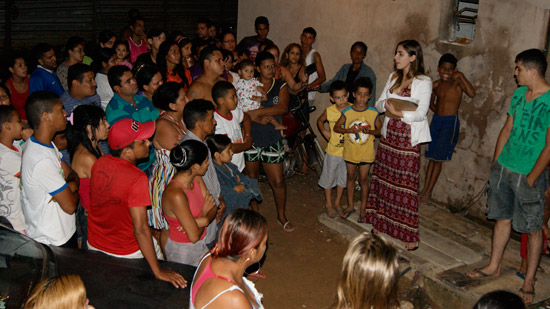 Ocupantes de condomínio invadido começam a deixar o local