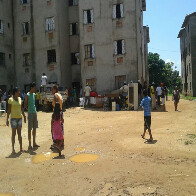 Mais invasores deixam imóveis da Prefeitura