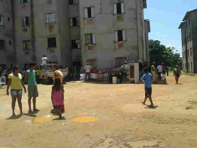 Mais invasores deixam imóveis da Prefeitura