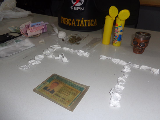 Dupla presa com droga