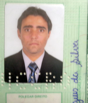 Fiscal de empresa de ônibus morre após colidir moto em animal