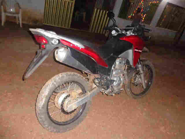 Suspeitos são presos com moto roubada