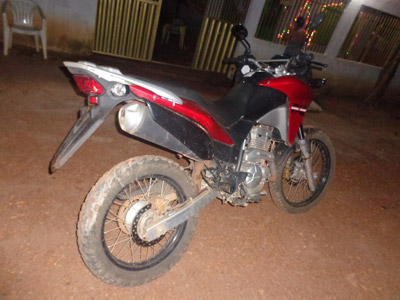 Suspeitos são presos com moto roubada