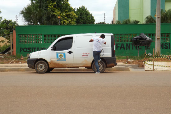 Carro da Semusa para por falta de combustível