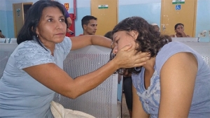Revoltados com falta de atendimento, pacientes tentam invadir UPA da zona leste