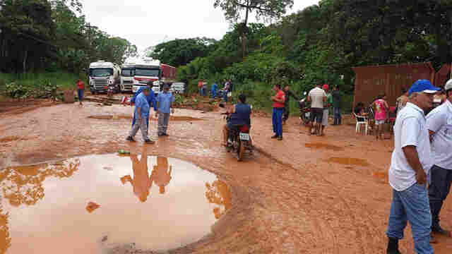 Revoltados com abandono, moradores fecham Estrada do Belmont