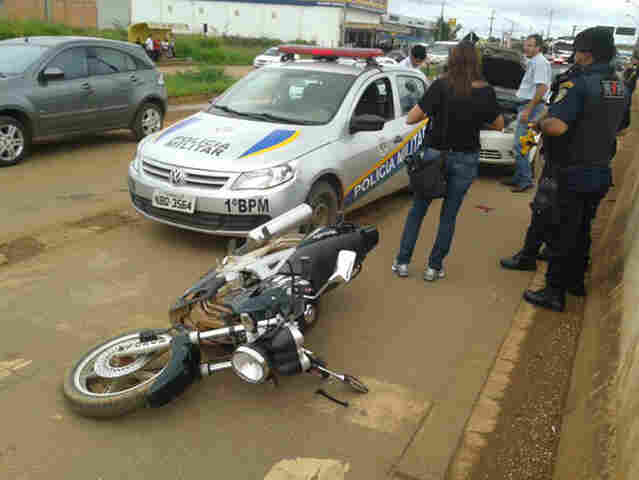 Viatura da PM atinge motociclista que parou para pedestre na BR