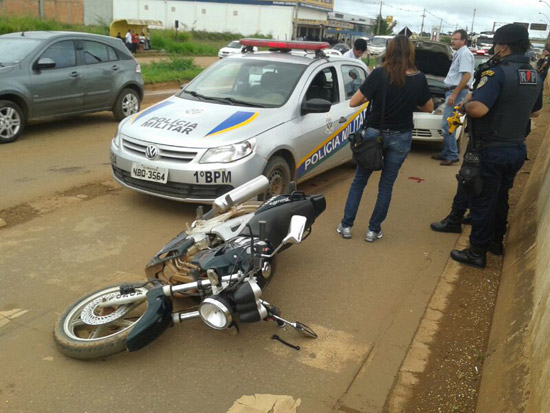 Viatura da PM atinge motociclista que parou para pedestre na BR