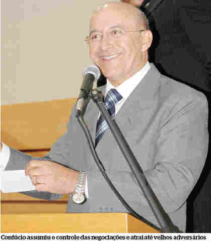 Confúcio tira adversários do páreo