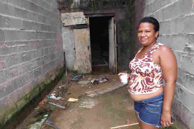 DESPEJADOS DE CONDOMÍNIO DA PREFEITURA ESTÃO ABANDONADOS