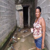 DESPEJADOS DE CONDOMÍNIO DA PREFEITURA ESTÃO ABANDONADOS