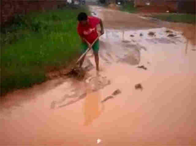 Com bairro abandonado pela Prefeitura, anciã sofre para fazer escoar lama no Três Marias; vídeo