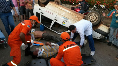 Carro da Prefeitura capota com dois ocupantes