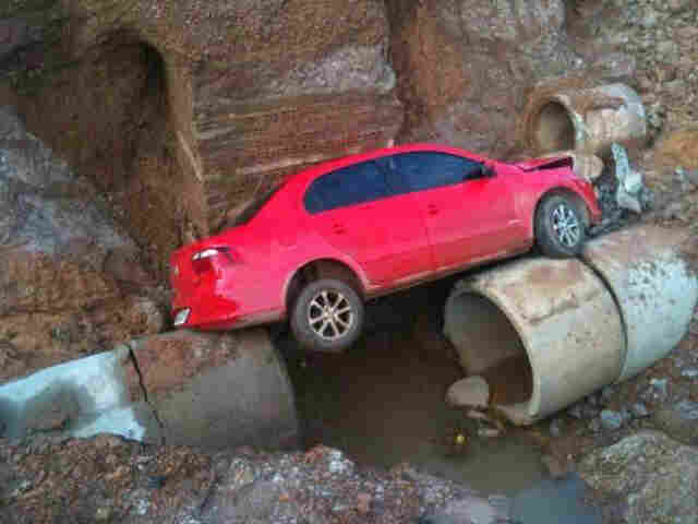 Veículo cai em vala aberta pelo Governo na Rua da Beira