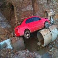 Veículo cai em vala aberta pelo Governo na Rua da Beira