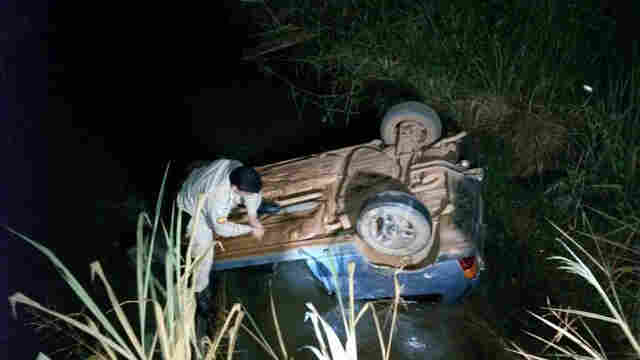 PAI E FILHO SOBREVIVEM APÓS QUEDA DE CARRO EM RIACHO