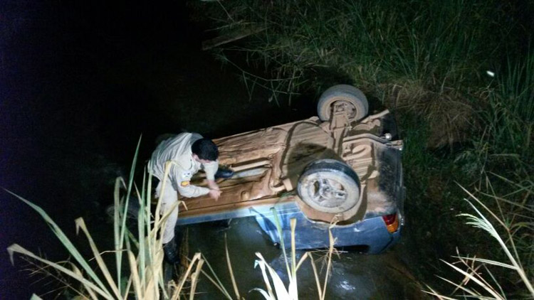 PAI E FILHO SOBREVIVEM APÓS QUEDA DE CARRO EM RIACHO