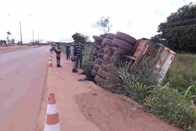 Caminhão do Inmetro tomba na BR-364
