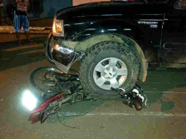 Motociclista sai gravemente ferido em acidente