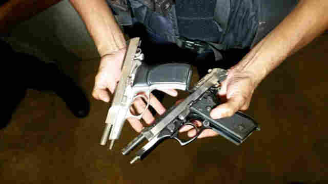 Suspeitos são presos com armas