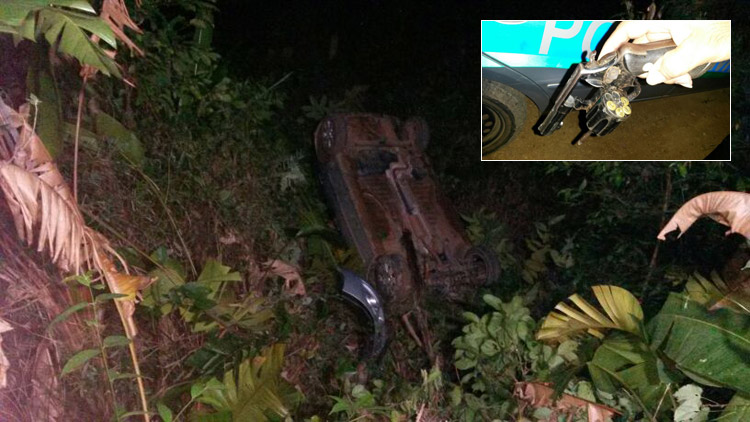 Adolescentes roubam e destroem carro