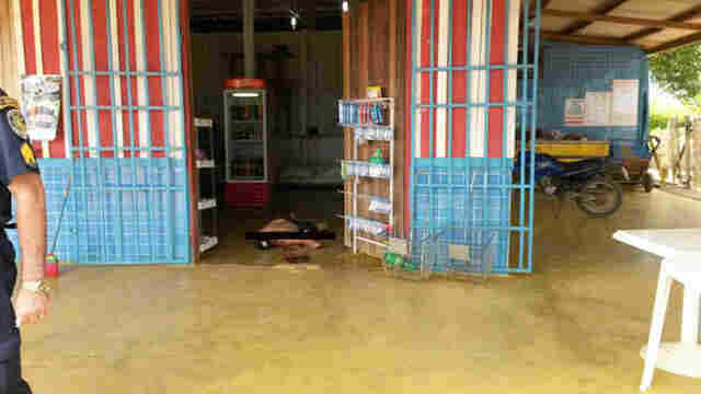 Jovens &#101;xecutados a tiros por causa de carro e moto