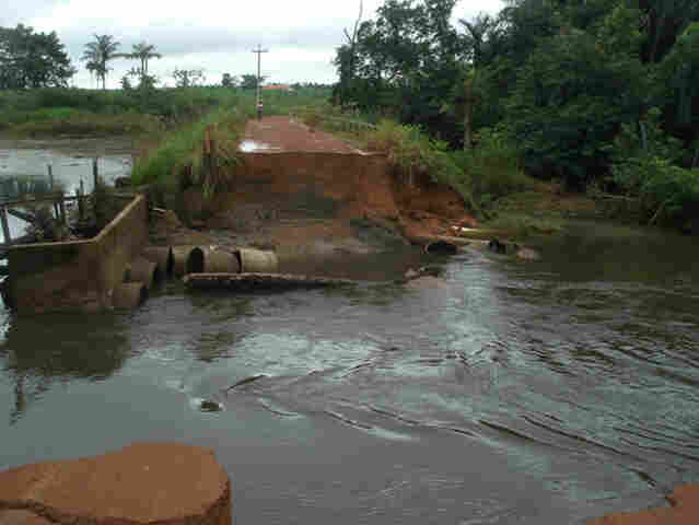 REPRESA ROMPE E ISOLA 150 FAMÍLIAS NA ZONA RURAL DE PORTO VELHO