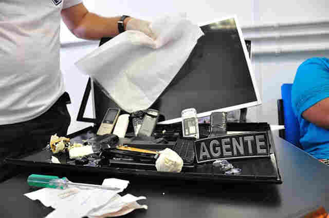 Mulher tenta entregar celulares em presídio e acaba presa em flagrante