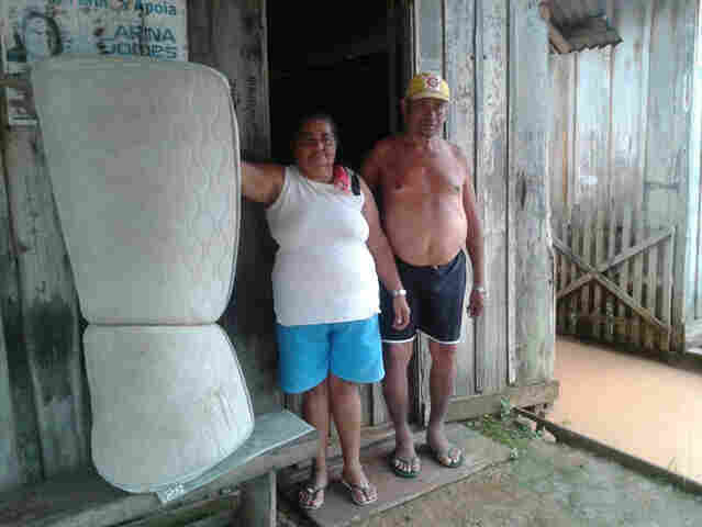 COM CASA ALAGADA, CASAL DE IDOSOS AGUARDA APOIO DA DEFESA CIVIL EM JACY PARANÁ