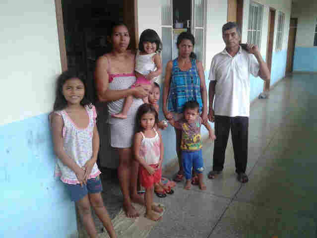 Família retirada pela Prefeitura de área inundada, vive há um ano em sala de escola