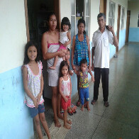 Família retirada pela Prefeitura de área inundada, vive há um ano em sala de escola