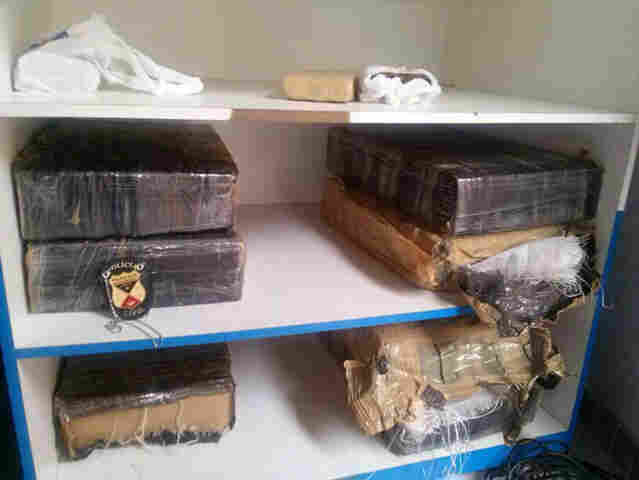 Polícia apreende 95 quilos de maconha em apartamento de jovens