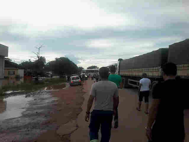 CHEIA DO MADEIRA: BR-364 EM JACY-PARANÁ SEGUE FECHADA PELA POPULAÇÃO