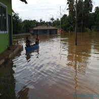EM CUJUBIM, ESCOLA QUE ABRIGAVA ATINGIDOS PELA ENCHENTE FICOU DEBAIXO DÁGUA